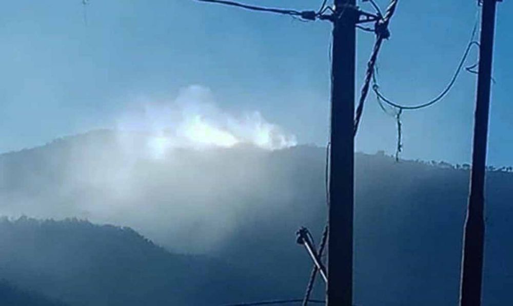 Asap tampak mengepul dari titik kebakaran di Gunung Arjuno-Welirang