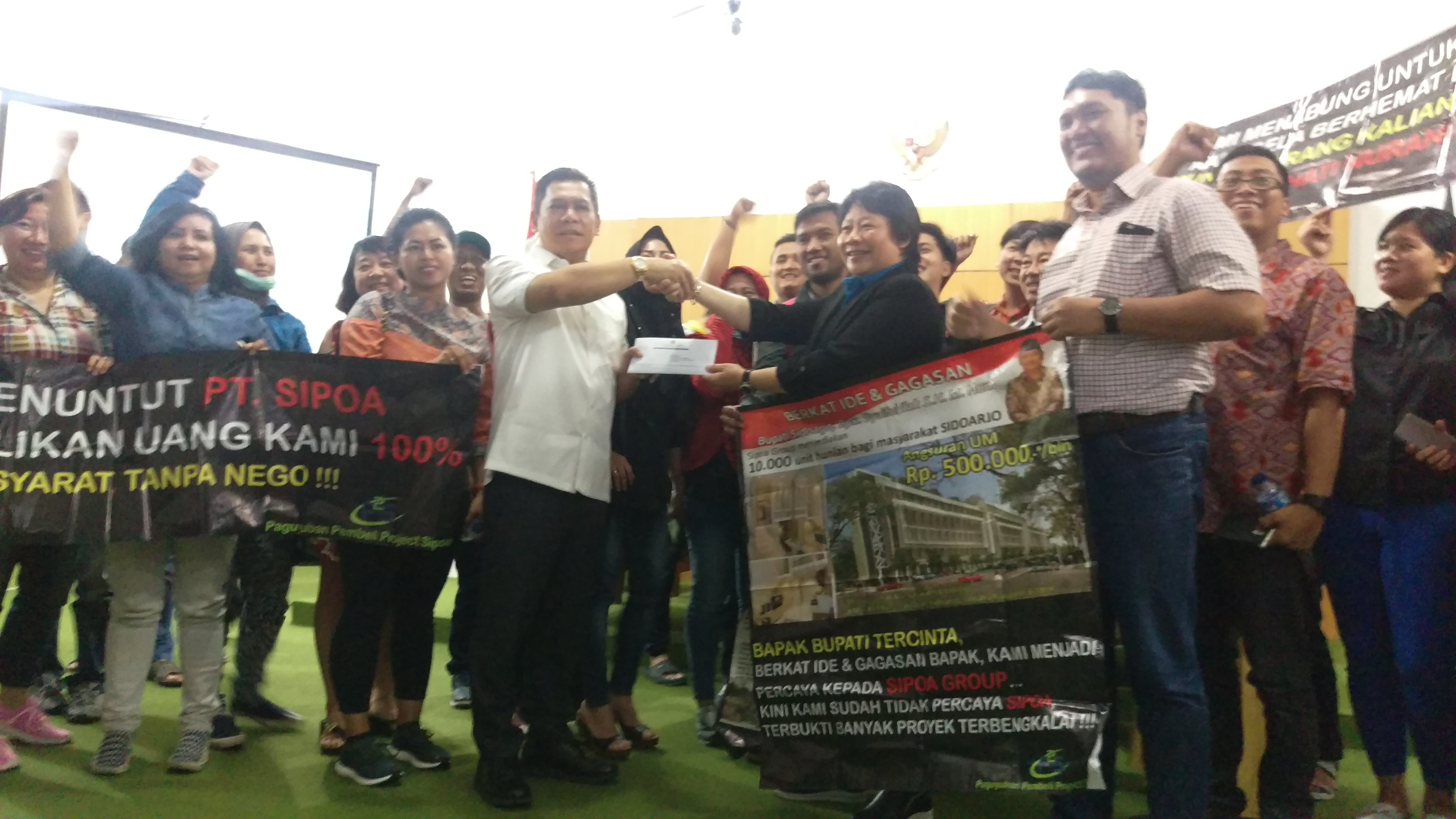 Adies Kadir menerima surat dari perwakilan korban kasus Sipoa Grup. 