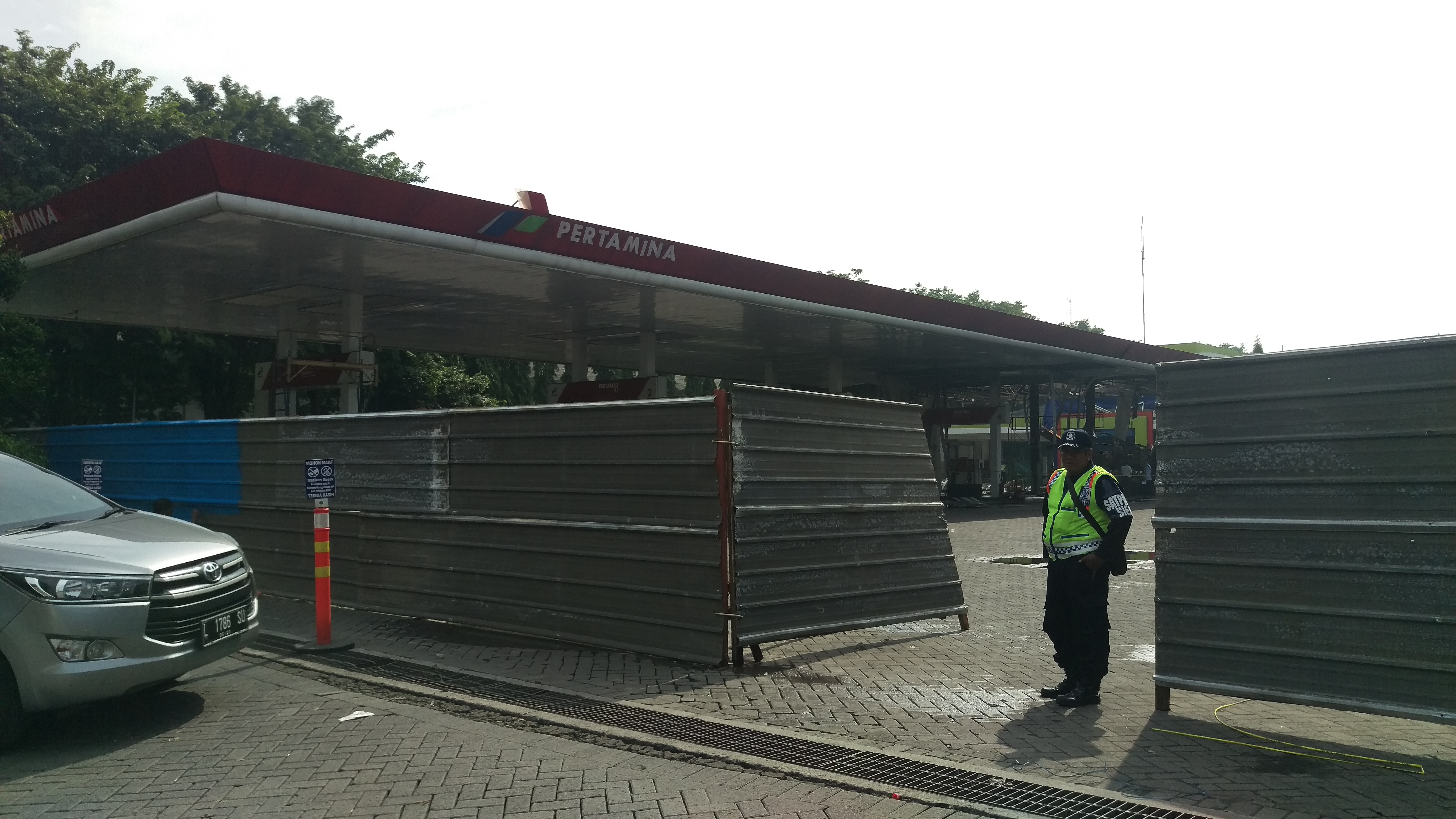 Petugas keamanan menjaga area SPBU SIER yang terbakar Kamis (8/3/2018) kemarin.