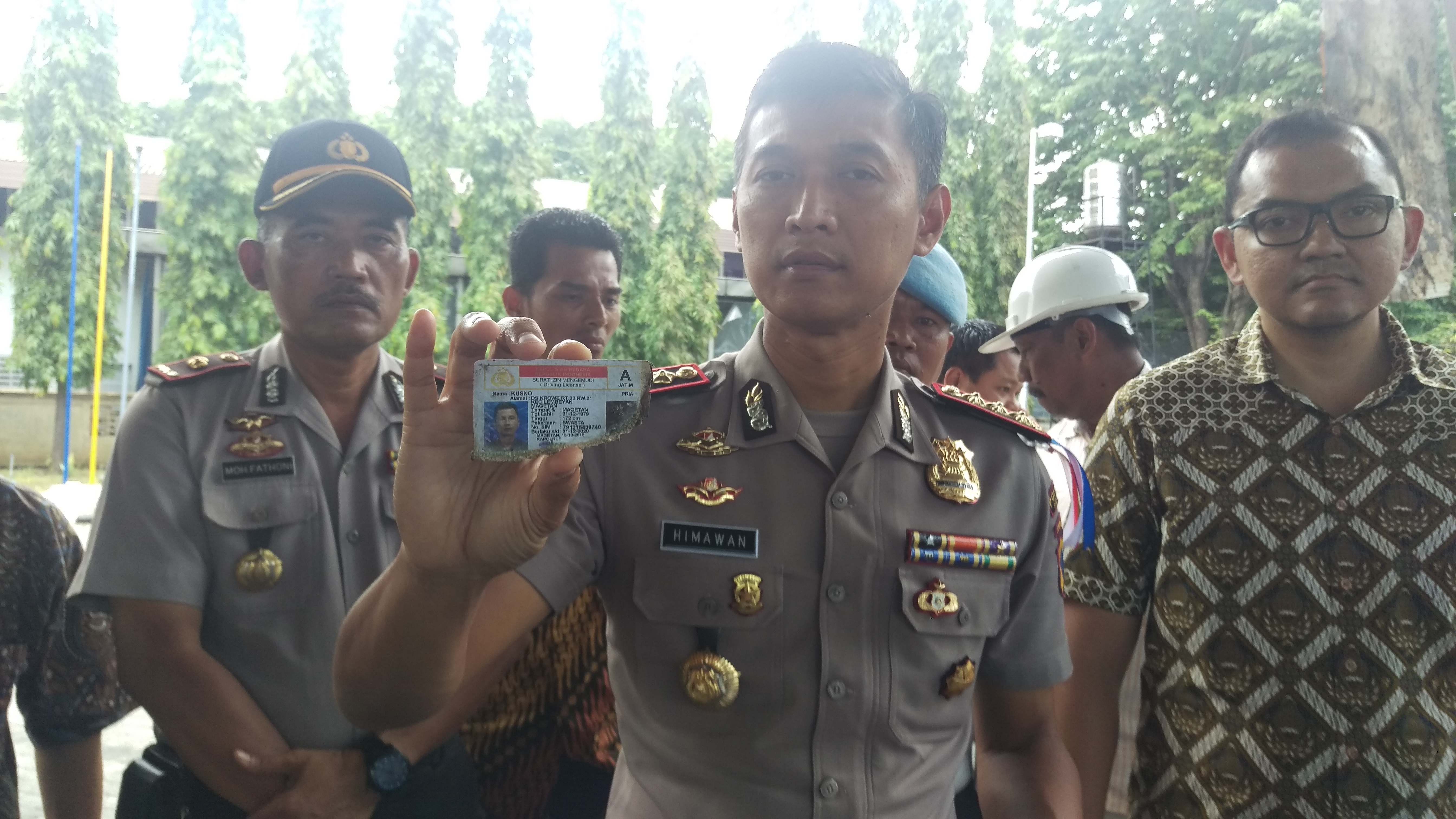 Kapolres Sidoarjo Kombes Pol Himawan Bayu Aji, Jum'at (9/3/2018) di SPBU SIER, menunjukkan identitas korban.