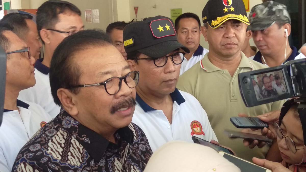 Gubernur Soekarwo bersama dengan Kapolda Jatim dan Pangdam V bRawijaya.