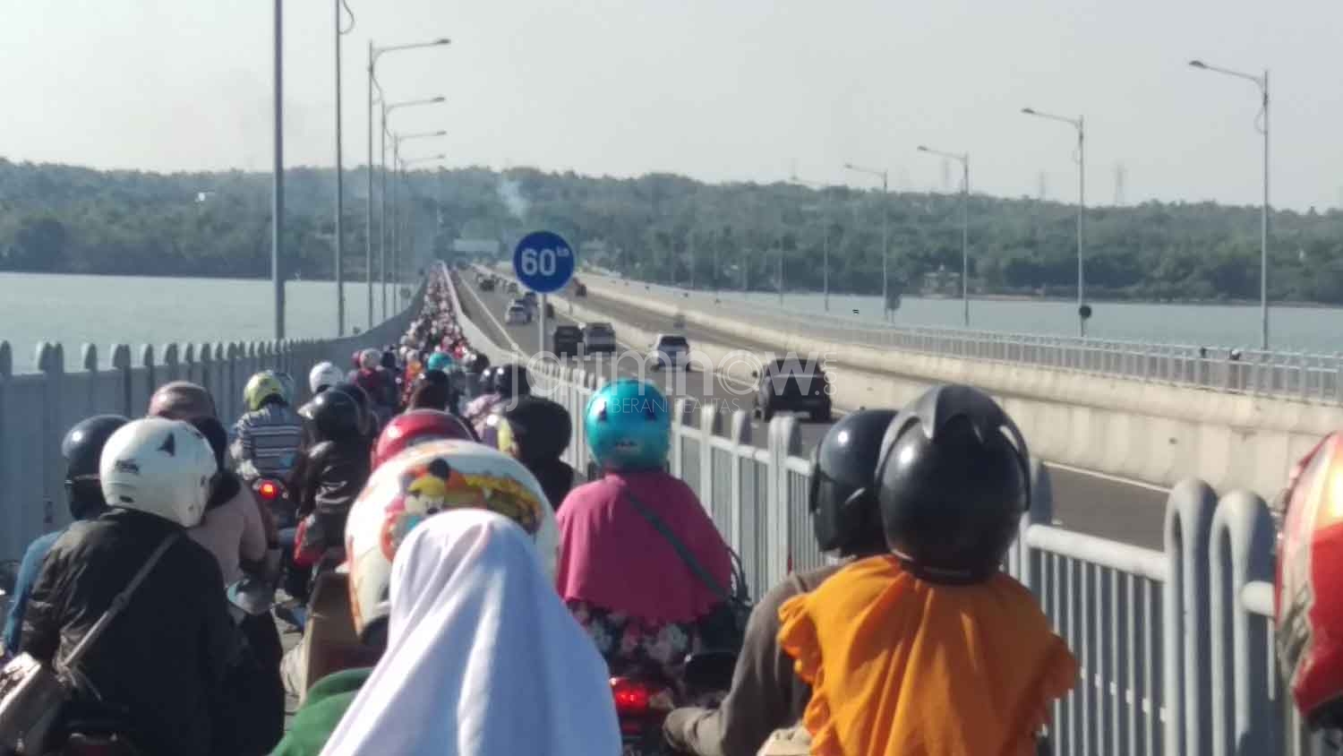 Kepadatan disisi jalur motor arah Madura./Foto: Arry Saputra.