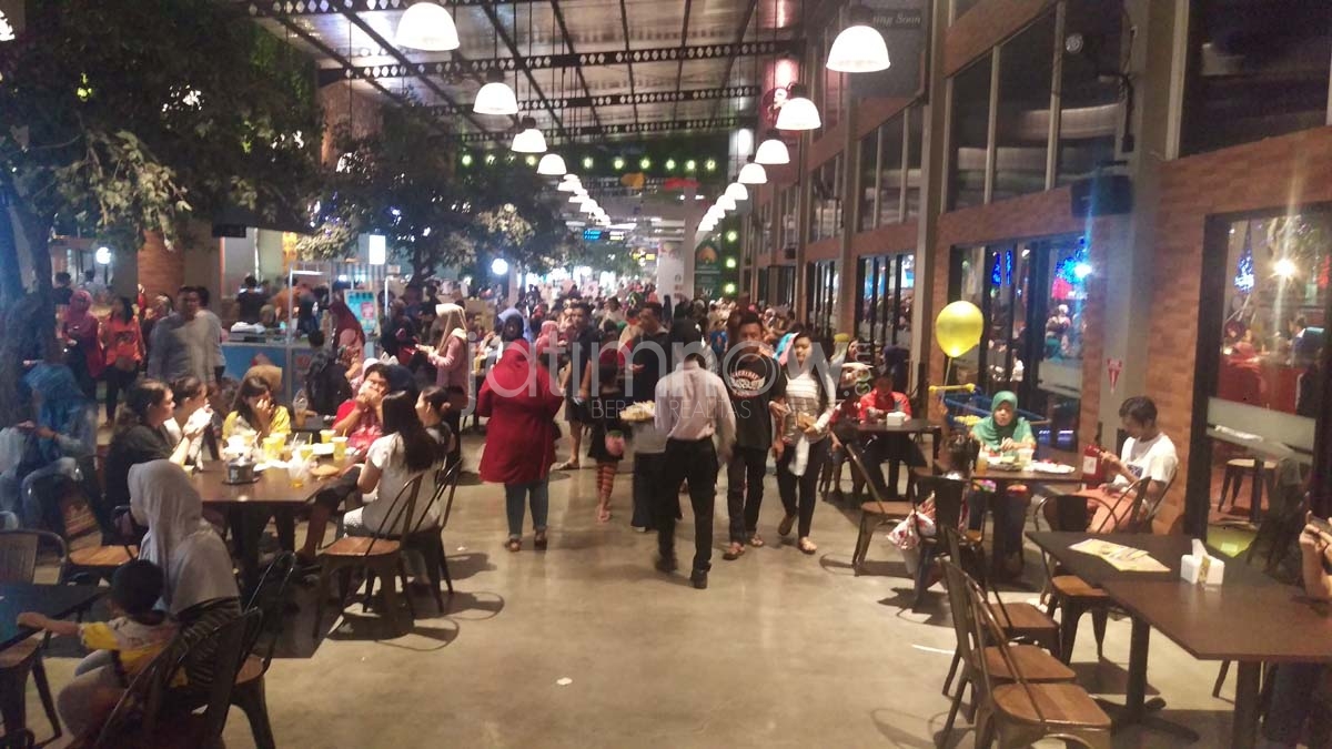 Para pengunjung memenuhi tempat wisata Food Junction./Foto: Arry Saputra.