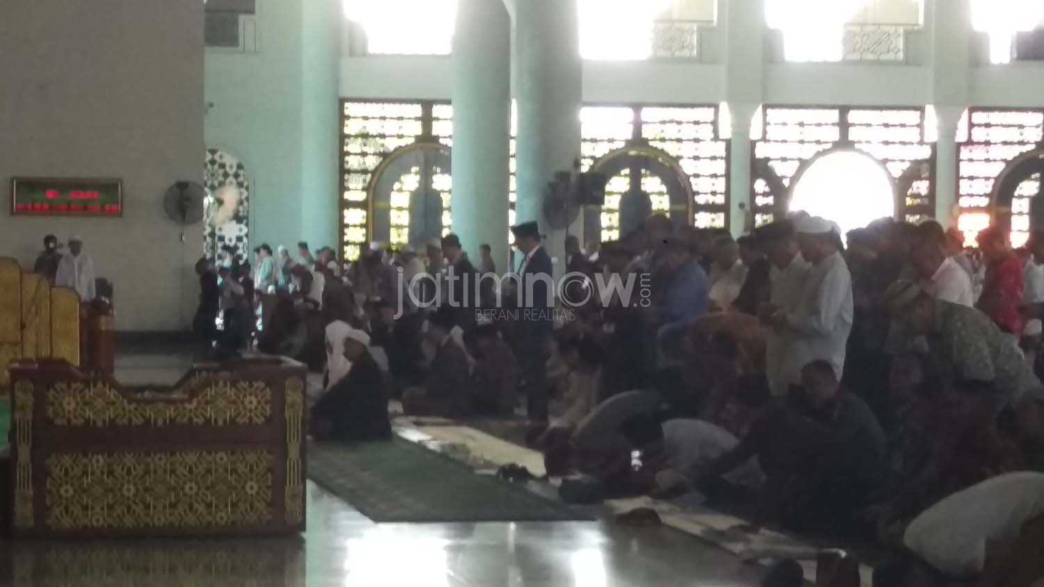 Presiden Jokowi saat salat Jumat di Masjid Al Akbar Surabaya. /Foto: