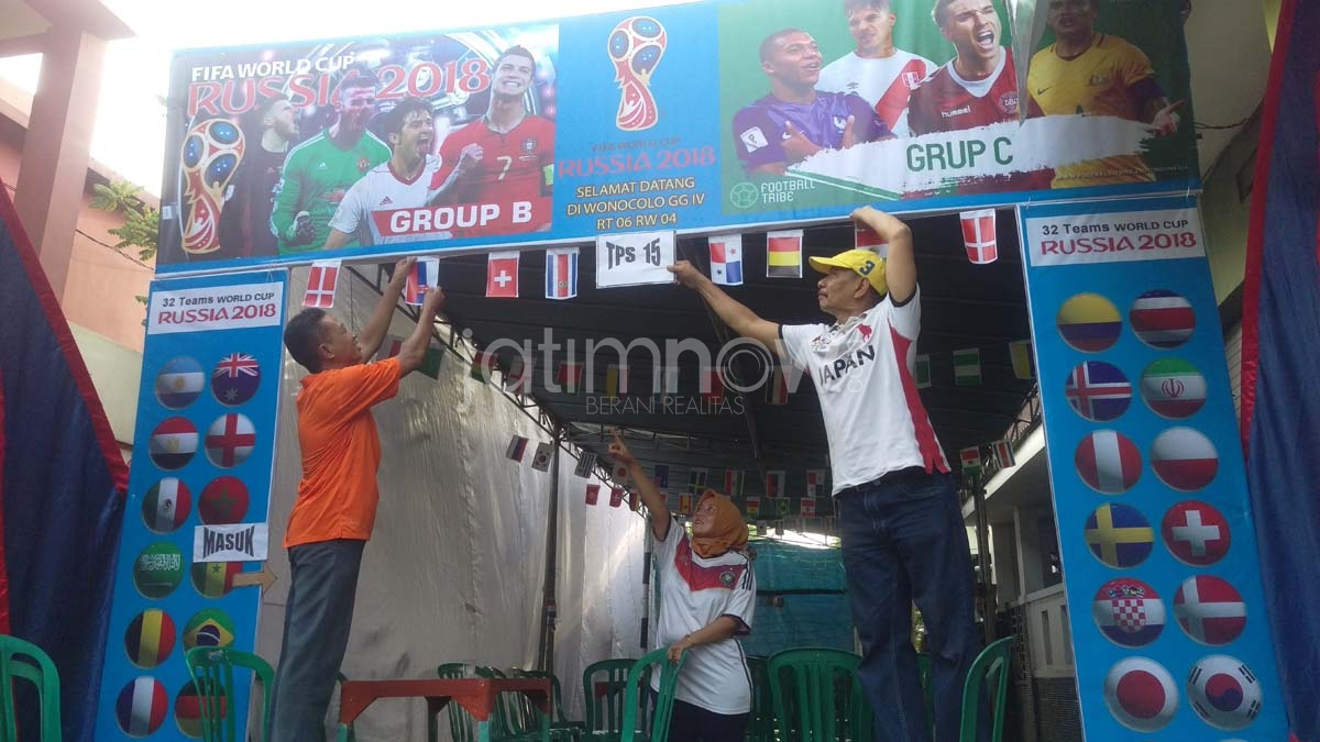 Kreatif, Warga di Surabaya Bangun TPS Unik Bernuansa Piala Dunia 