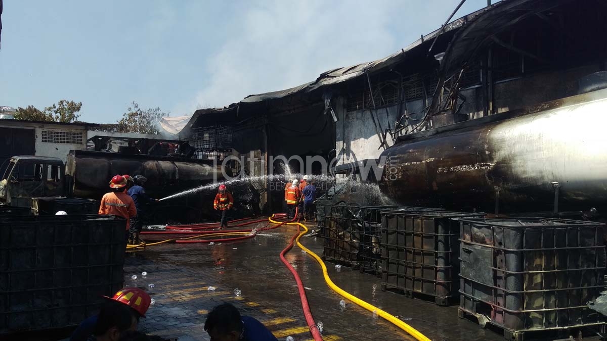 Petugas melakukan pembasahan.