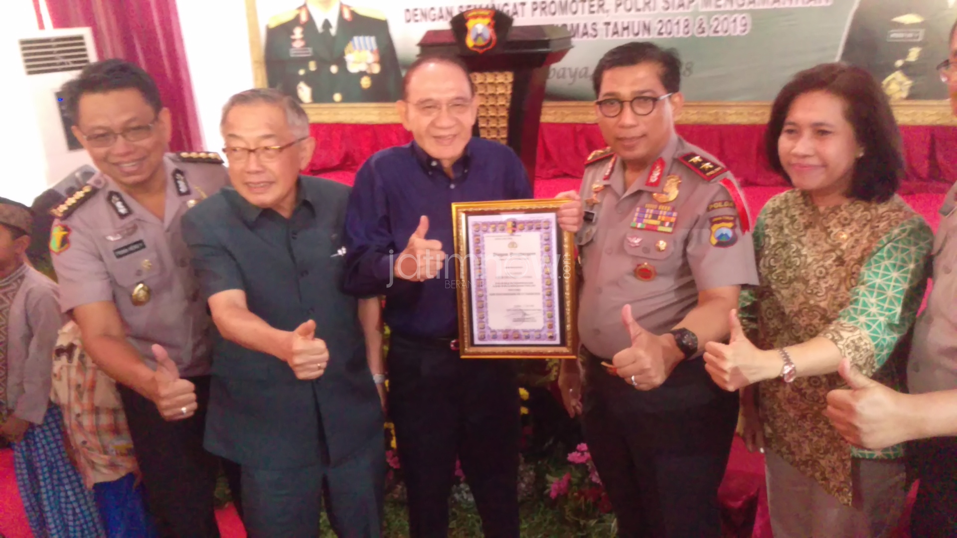 Kapolda Jatim Irjen Pol Machfud Arifin saat acara bakti kesehatan.