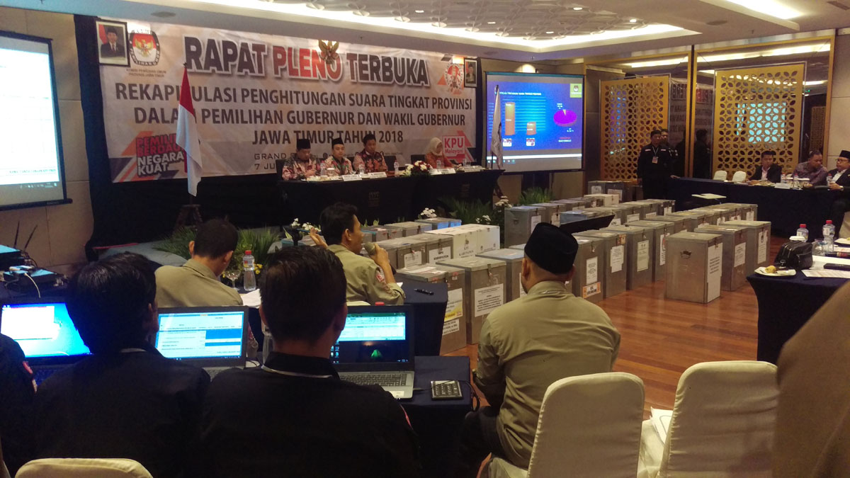 Rapat Pleno Terbuka rekapitulasi penghitungan suara Pilgub Jatim di Grand City Surabaya./

