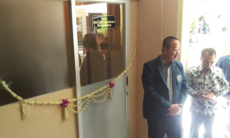 Rektor Unitomo Bachrul Amiq saat meresmikan Pusat Studi Kebijakan dan Layanan Publik di kampusnya/Foto: Arry Saputra 