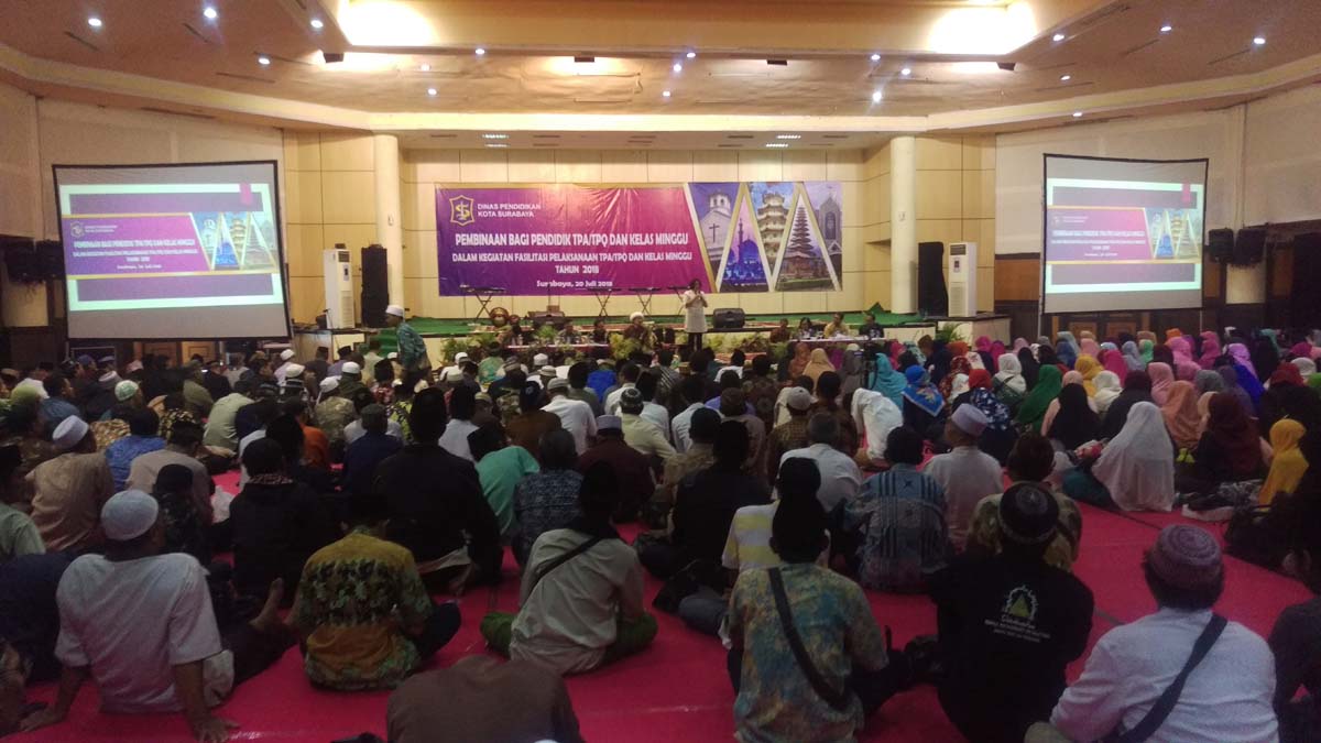 Para guru TPA/TPQ dan sekolah Minggu yang diberikan pembinaan Pemkot Surabaya.