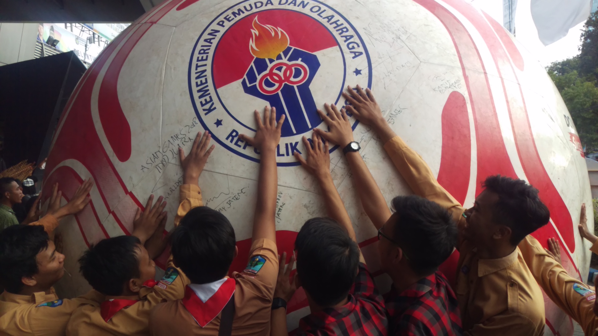 Giring Bola Raksasa Tandai Countdown Asian Games di Surabaya 