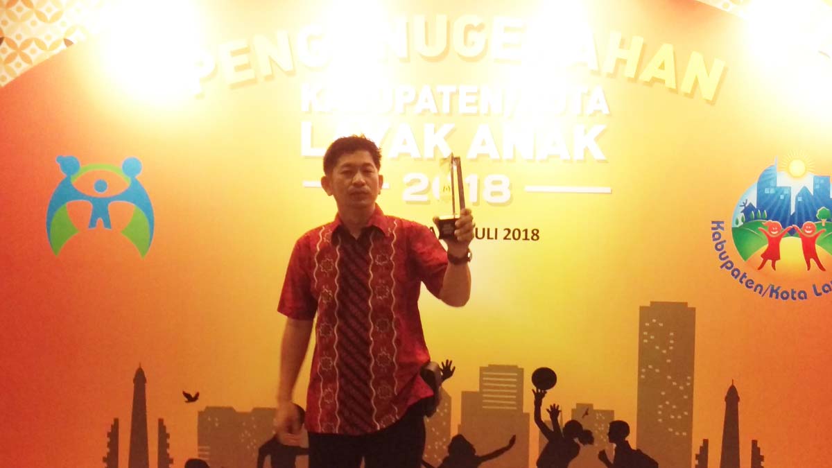 Kapolres Banjar AKBP Takdir Mattanete menunjukkan penghargaan yang didapatnya