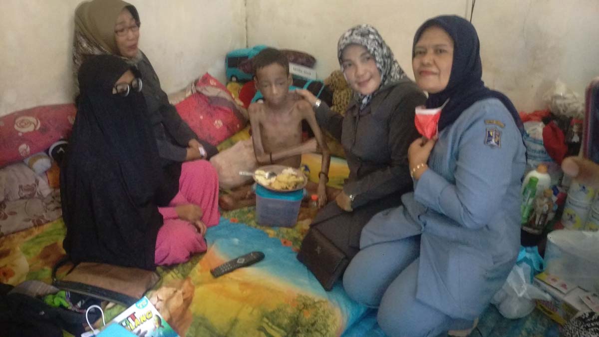 Aldi saat dikunjungi oleh guru sekolahnya SDN Kedung Baruk I/275