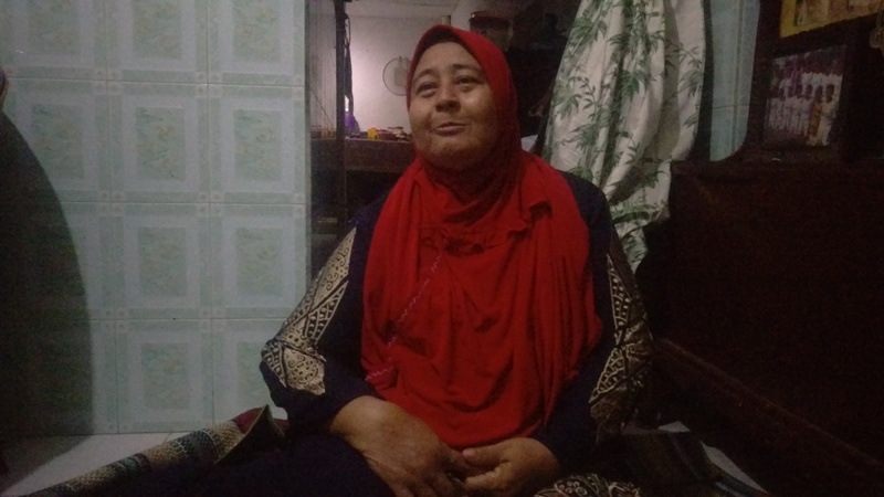 Kalsum (57), Ibunda Supriadi menahan tangis saat ditemui di kediamannya/Foto: Arry Saputra 