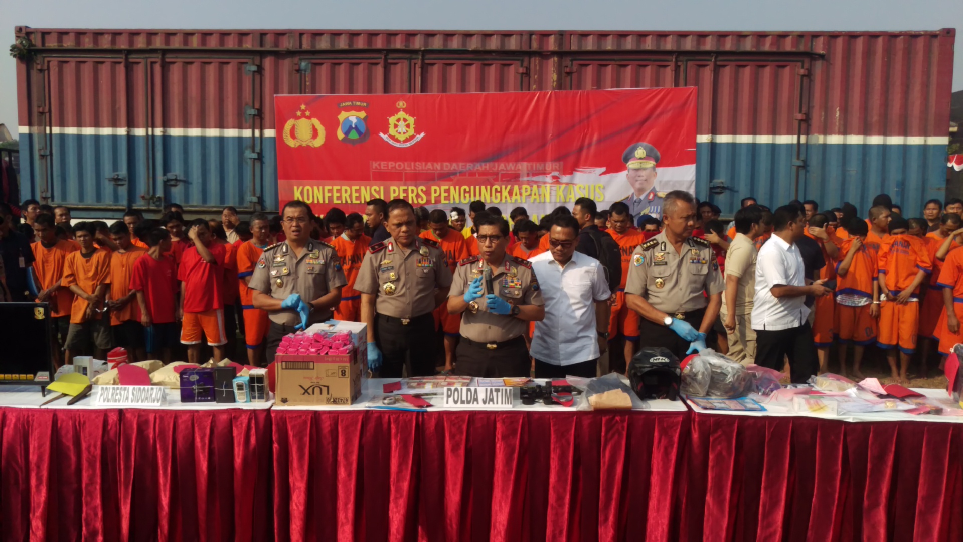 Kapolda Jatim beserta jajaran menggelar rilis kasus 3C dan Premanisme di Mapolda Jatim