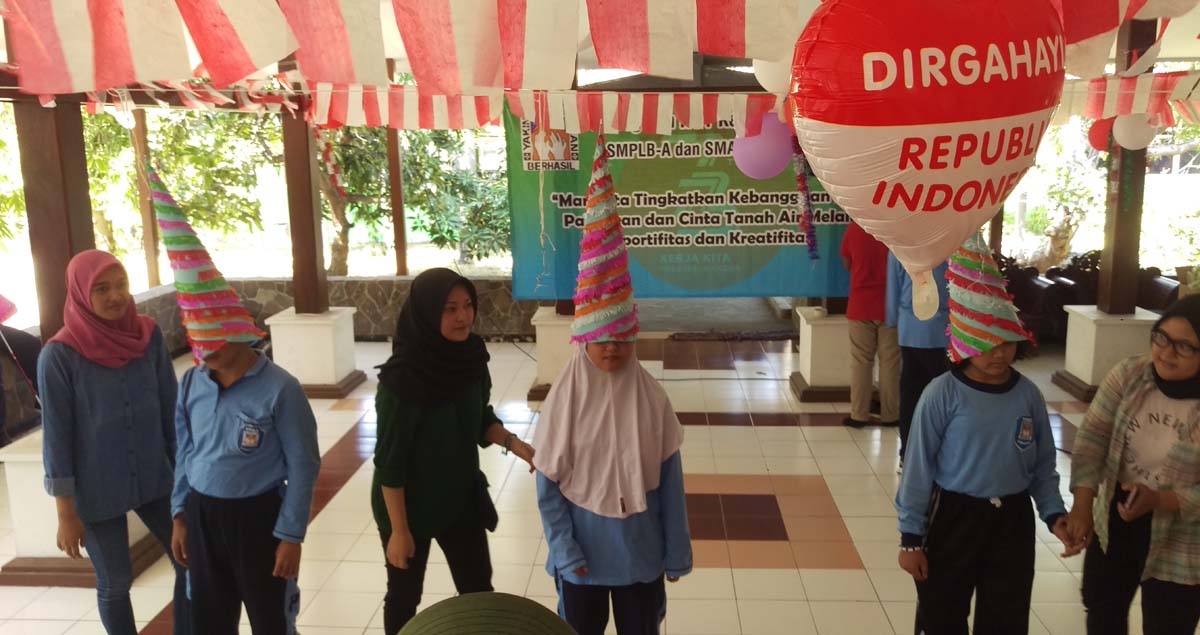 Siswa Tunanetra YPAB lomba Agustusan di Pendopo YPAB Surabaya