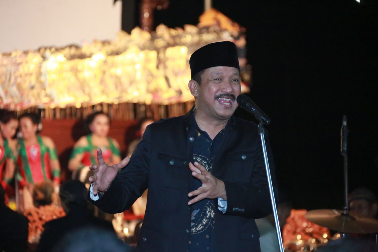 Bupati  Ipong Muchlisoni.