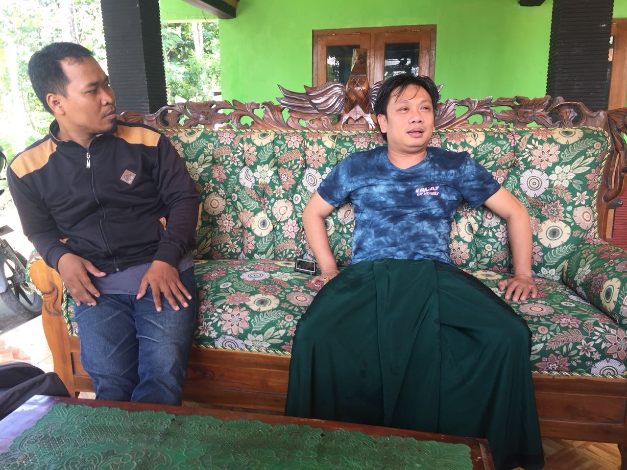 Cak Yudho berbincang dengan rekan-rekannya.