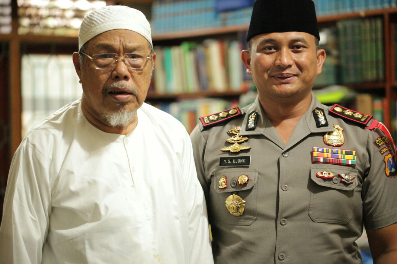 Prof DR KH M Tolchah Hasan saat menerima kunjungan Kapolres Malang AKBP Yade Setiawan Ujung, dikediamannya di Jalan Candirenggo, Singosari, Malang.