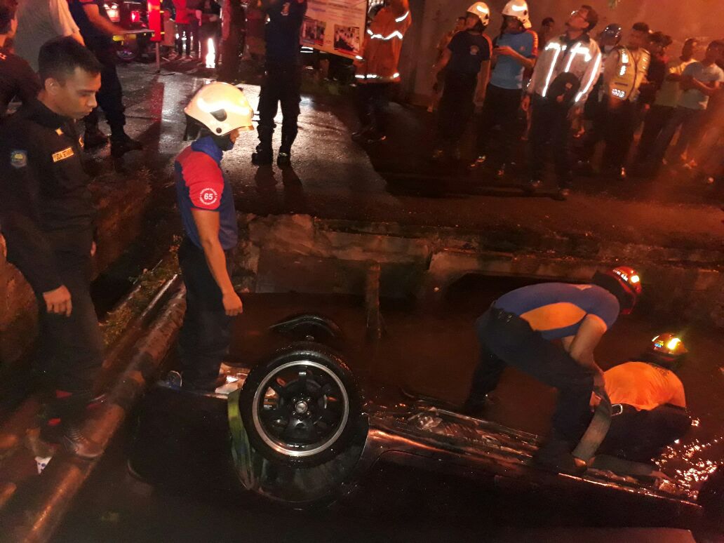 Proses evakuasi mobil yang tercebur ke sungai.