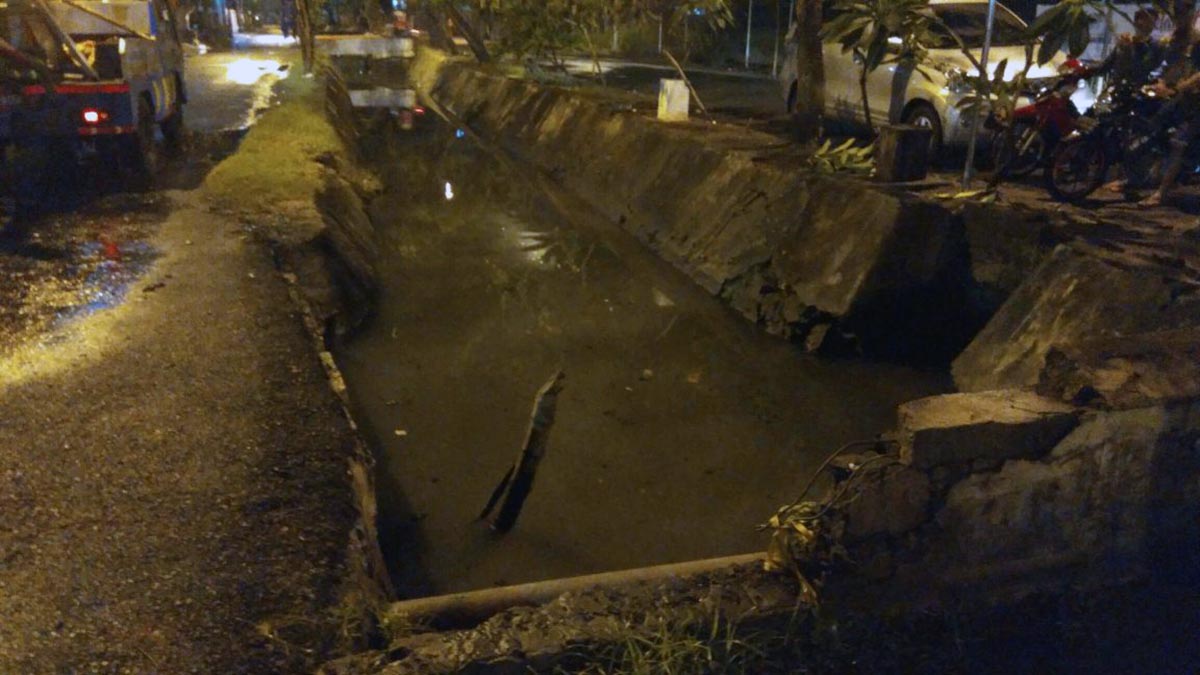 Sungai di jalan Manyar Kertoadi Surabaya.