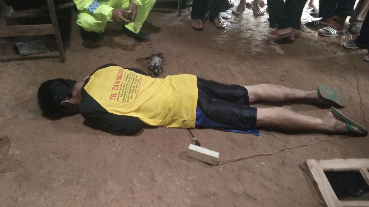 korban tersengat listrik.