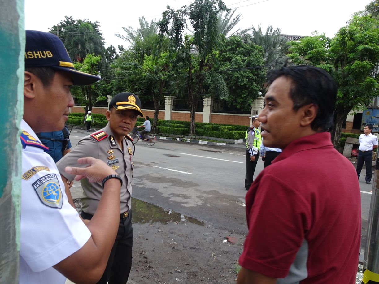 Kapolrestabes Surabaya Kombes Pol Rudi Setiawan bersama instansi terkait, meninjau jembatan Kartini.
