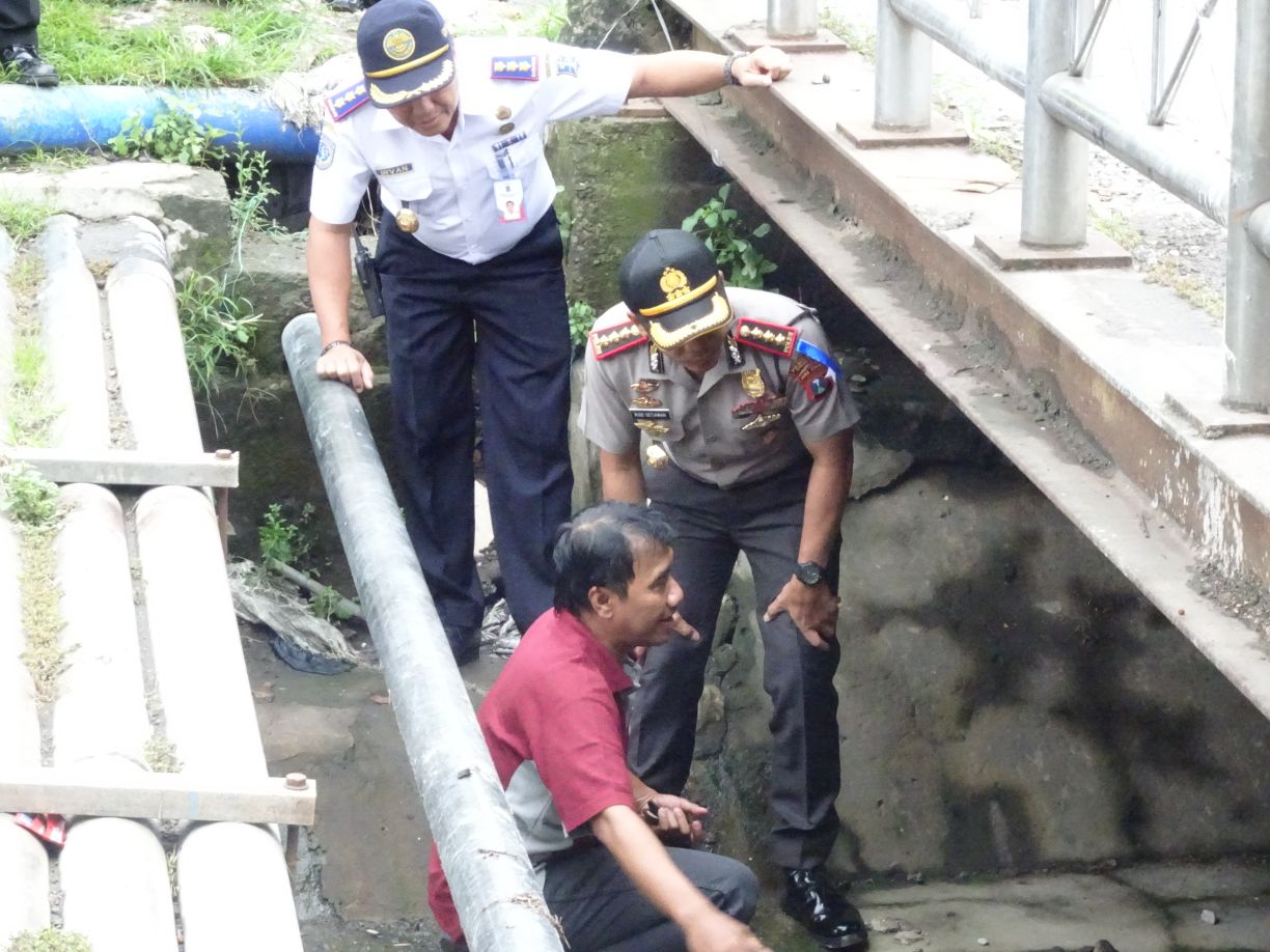 Petugas Kepolisian dan Dishub melihat kondisi bawah jembatan Jl Kartini yang ambles.