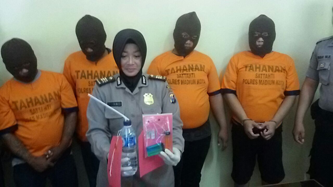 Petugas, menunjukkan barang bukti dan tersangka.