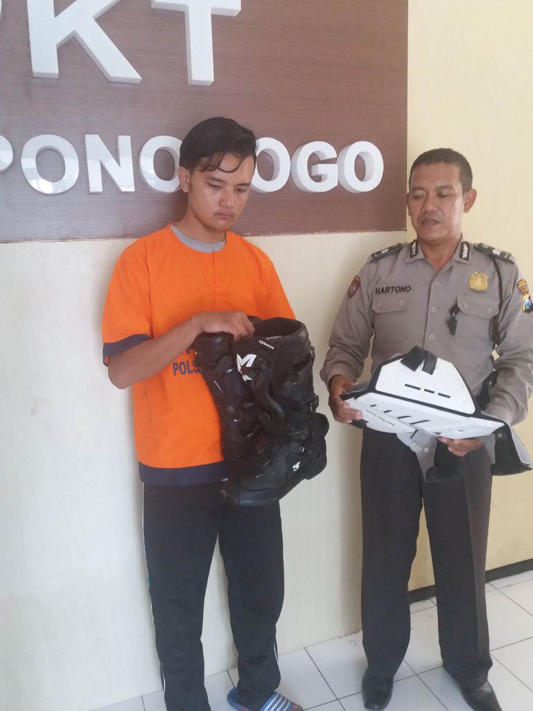 Petugas menunjukkan barang bukti dan tersangka.