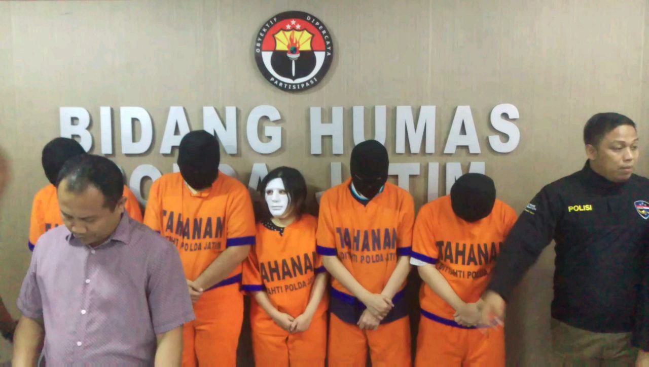 Tersangka saat di Mapolda Jatim.