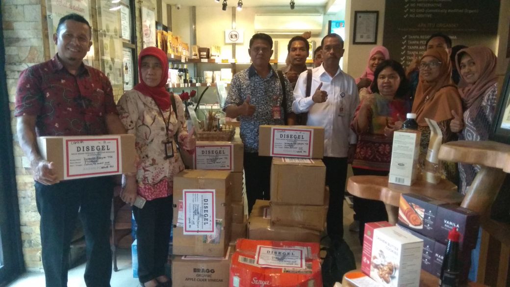 Petugas menunjukkan produk yang disita.