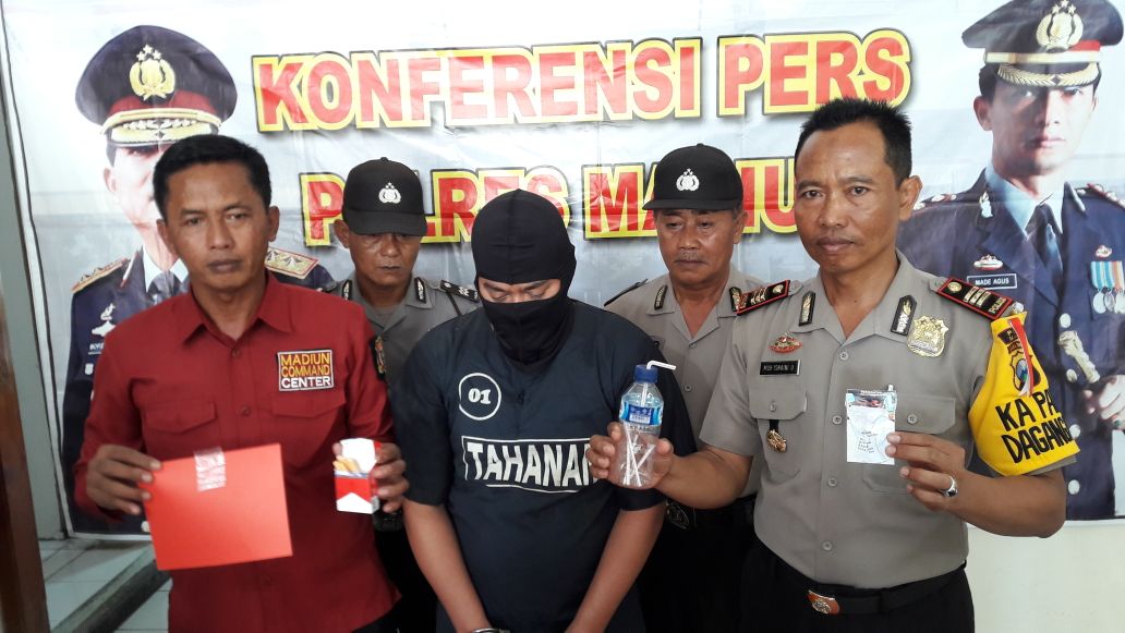 Tersangka bersama  barang bukti saat diamankan diPolres Madiun