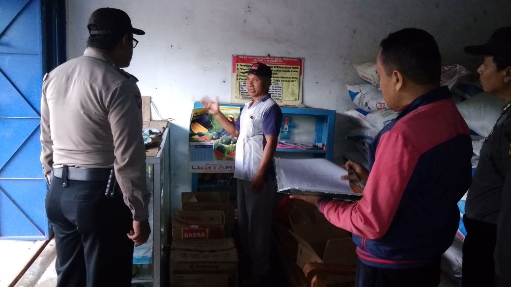 Petugas melihat lokasi kejadian.