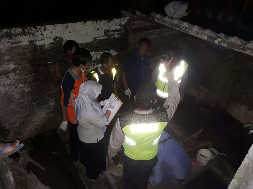 Petugas melakukan olah tempat kejadian perkara. 