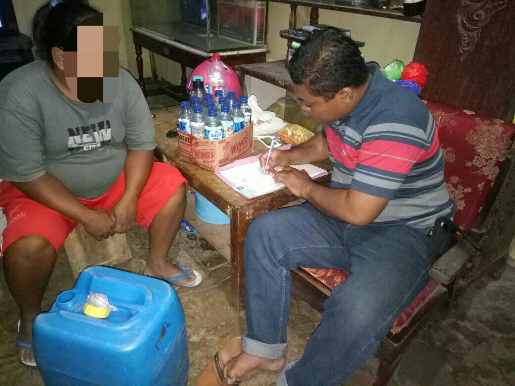 Petugas mendata Sukono, penjual Miras Arjo.