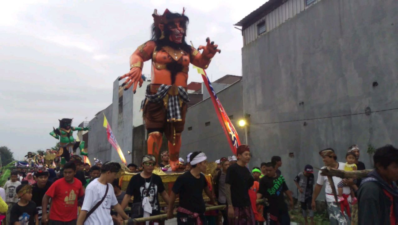 Parade Ogoh-ogoh di Pura Segaran, Bulak, Surabaya.