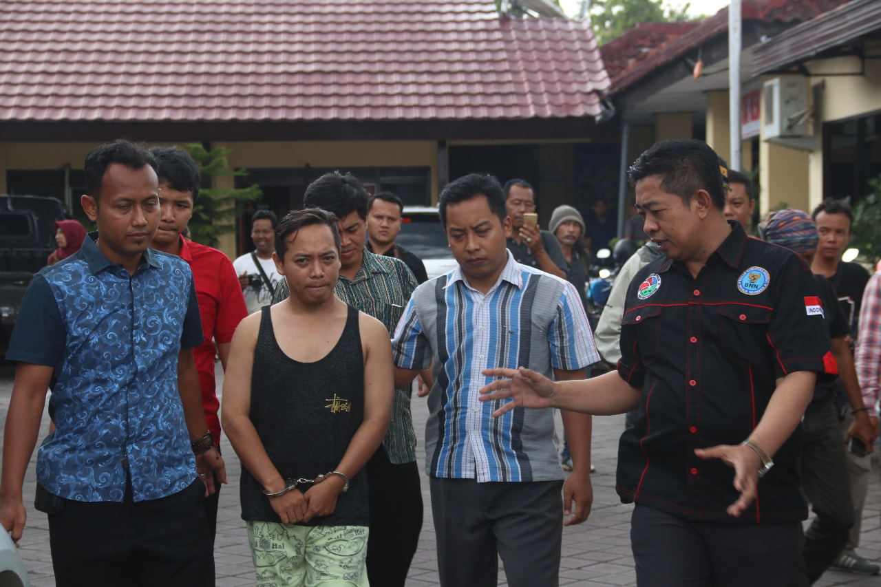 Petugas menggelandang tersangka.