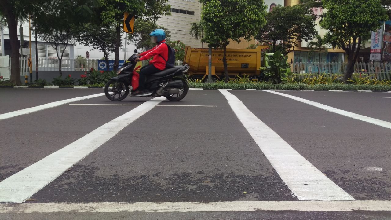 Pengendara melintas di speed trap di tinkungan 'tengkorak' Grand City.