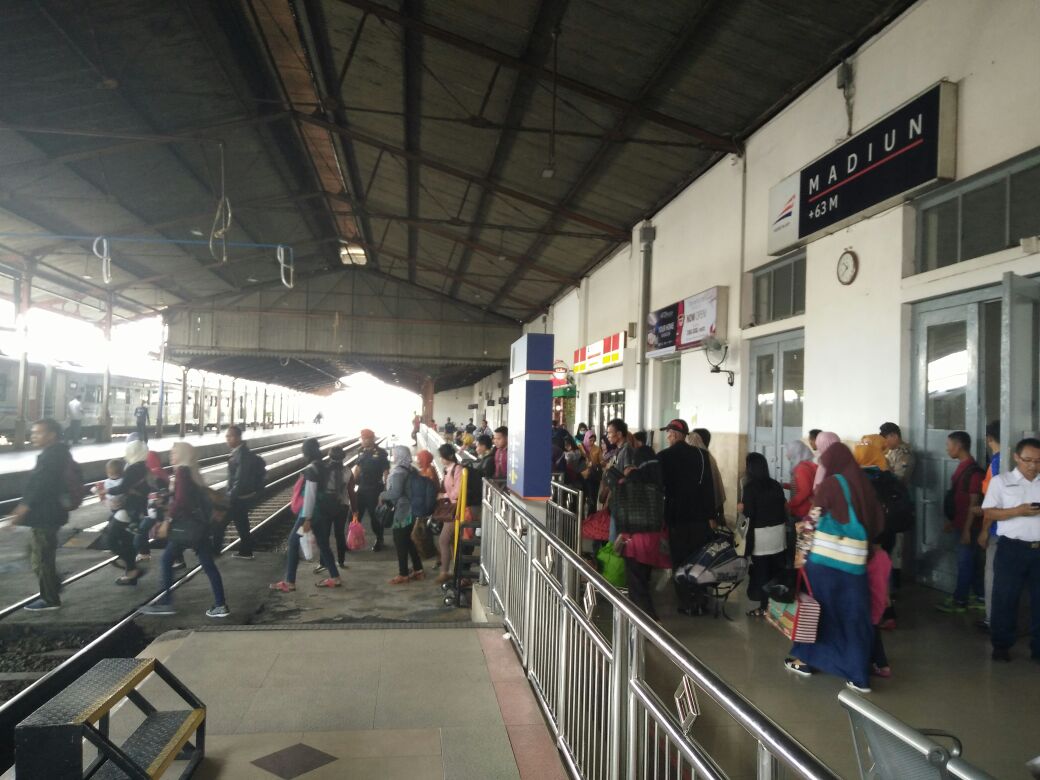 Ngawi Longsor, Dua Kereta Api Tertahan