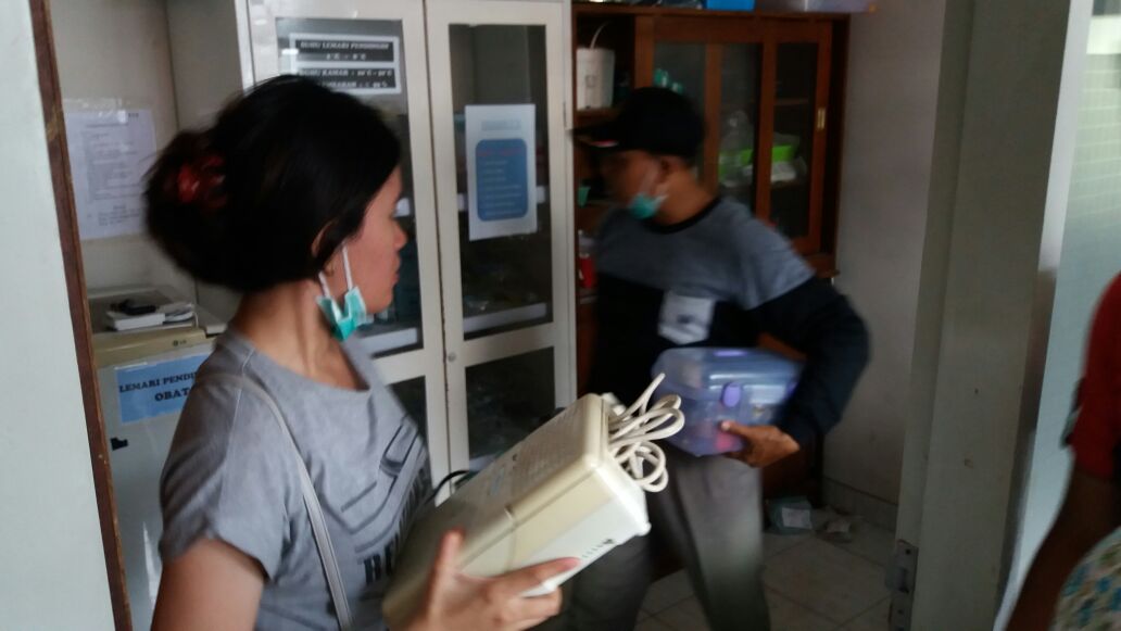 Petugas rumah sakit RSAL dr Ramelan berusaha mengamankan peralatan.