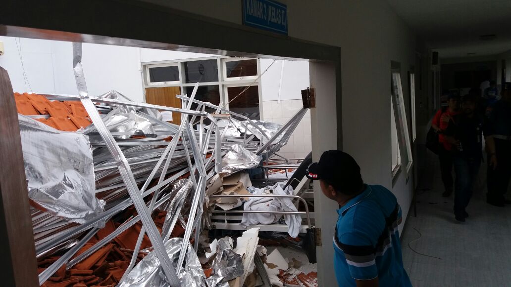 Kondisi atap roboh di ruang paviliun 7  RSAL dr Ramelan Surabaya.