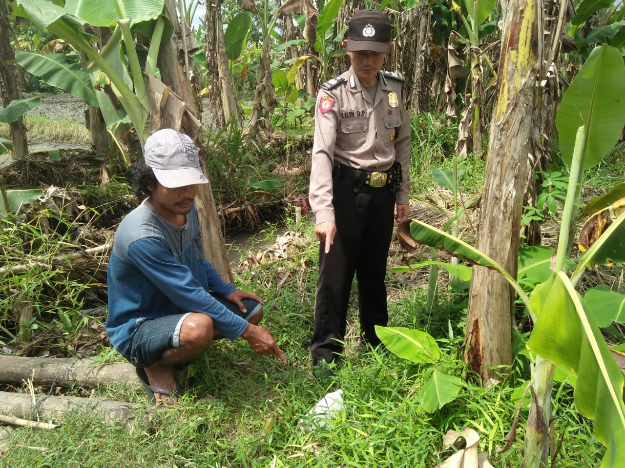 Warga menunjukan lokasi penemuan peluru aktif.