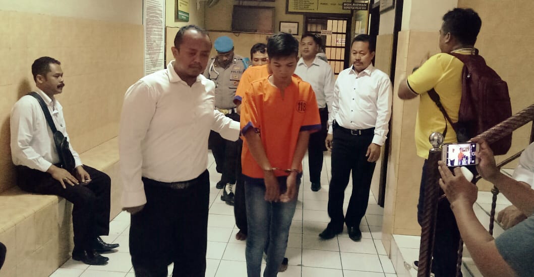 Tersangka saat diamankan di Polres Banyuwangi.