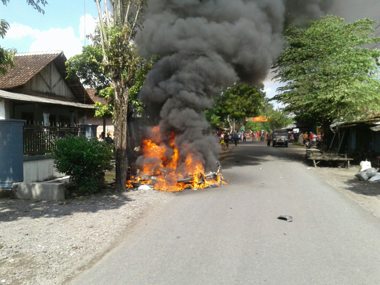 Dua motor terbakar usai tabrakan/Istimewa