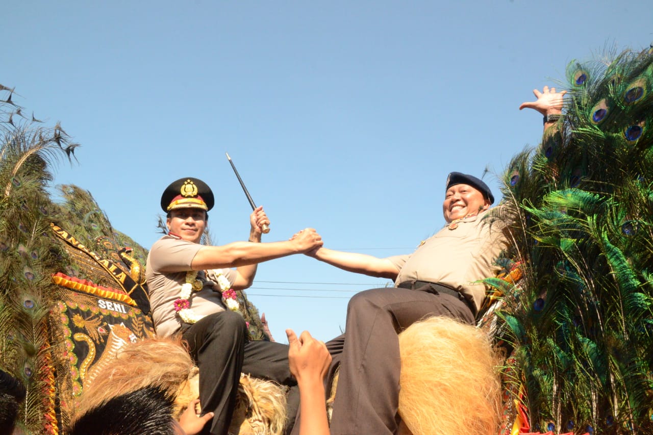 AKBP Suryo Sudarmadi bersama  AKBP Radiant Naik Reog bersama dalam acara pisah sambut Kapolres Ponorogo.