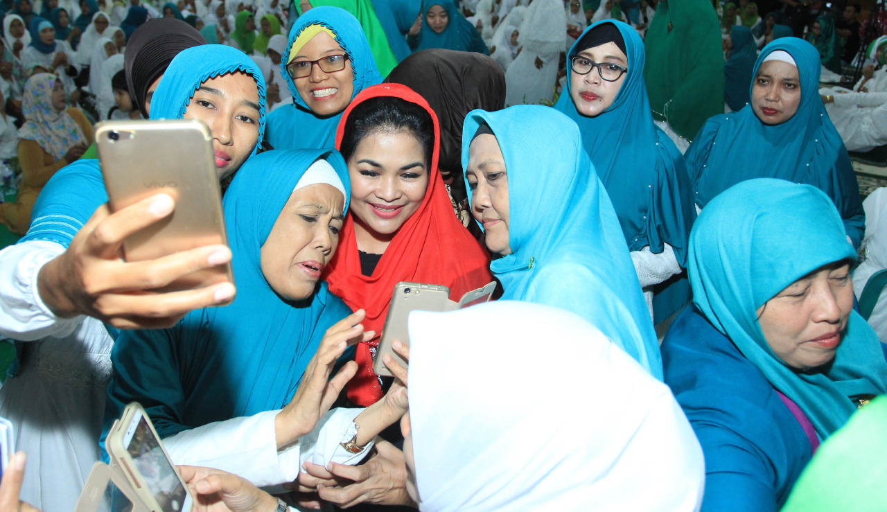 Puti berofo bersama ibu-ibu pengajian di Gresik.