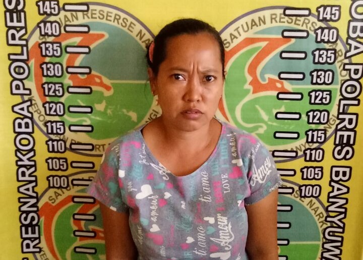 Tersangka Martini saat berada di Mapolres Banyuwangi.