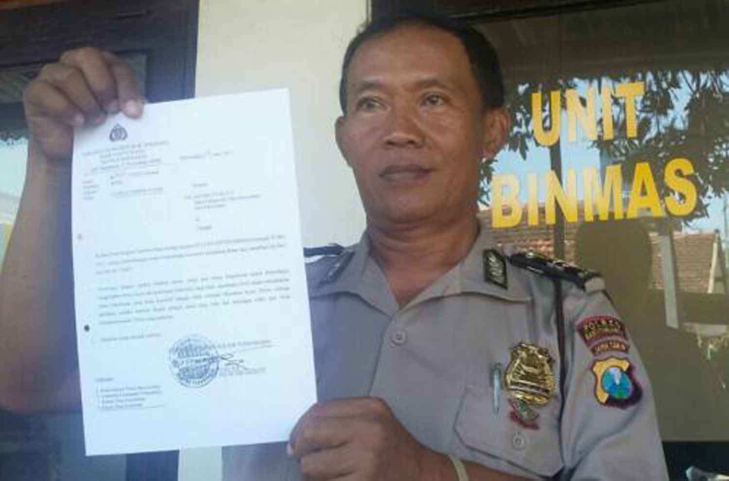 Petugas menunjukkan 'surat cinta'.