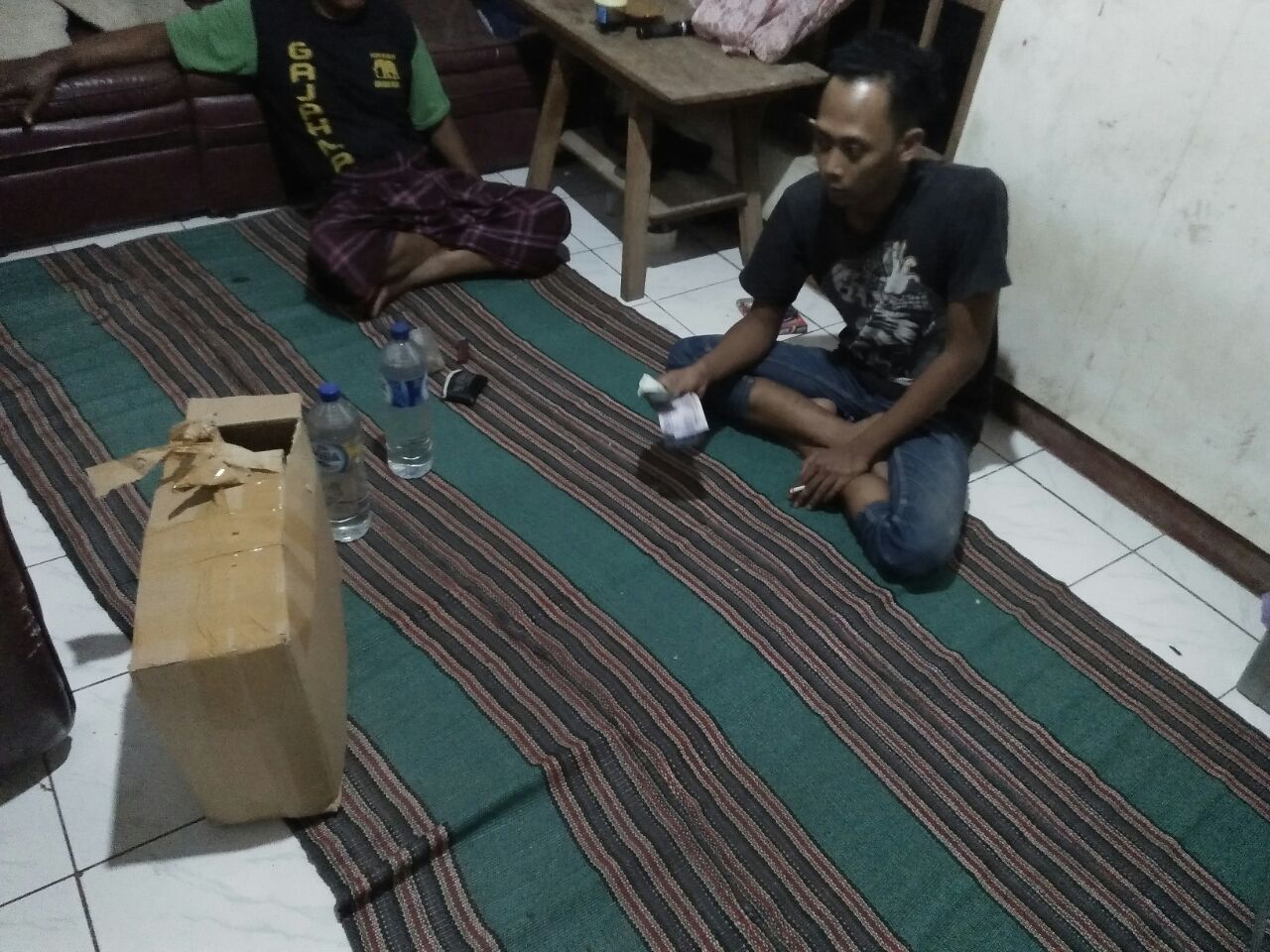 Miras dalam kemasan kardus, yang dijadikan barang bukti.